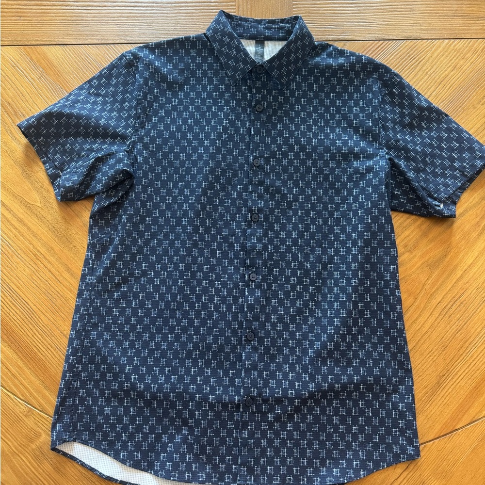 LULULEMON Lightweight Stretch Short Sleeve Button Up Shirt